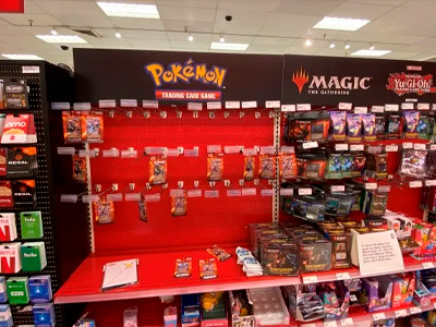 sección de cartasd e pokemon en la tienda